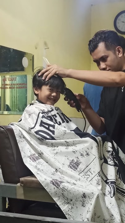 Potong Rambut Suripto: Senyum yang Menawan di Setiap Potongan